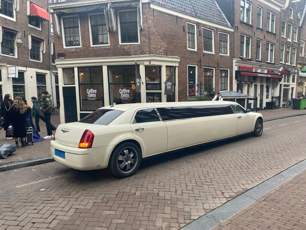 Luxe limousine - Chrysler Limousine wit - limousine huren Amsterdam