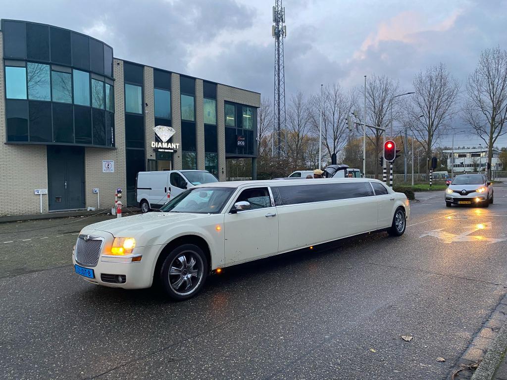 Luxe limousine - Chrysler Limousine wit - Limousine huren Breda