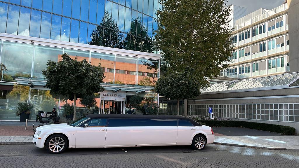 Luxe limousine - Chrysler Tuxedo limousine wit