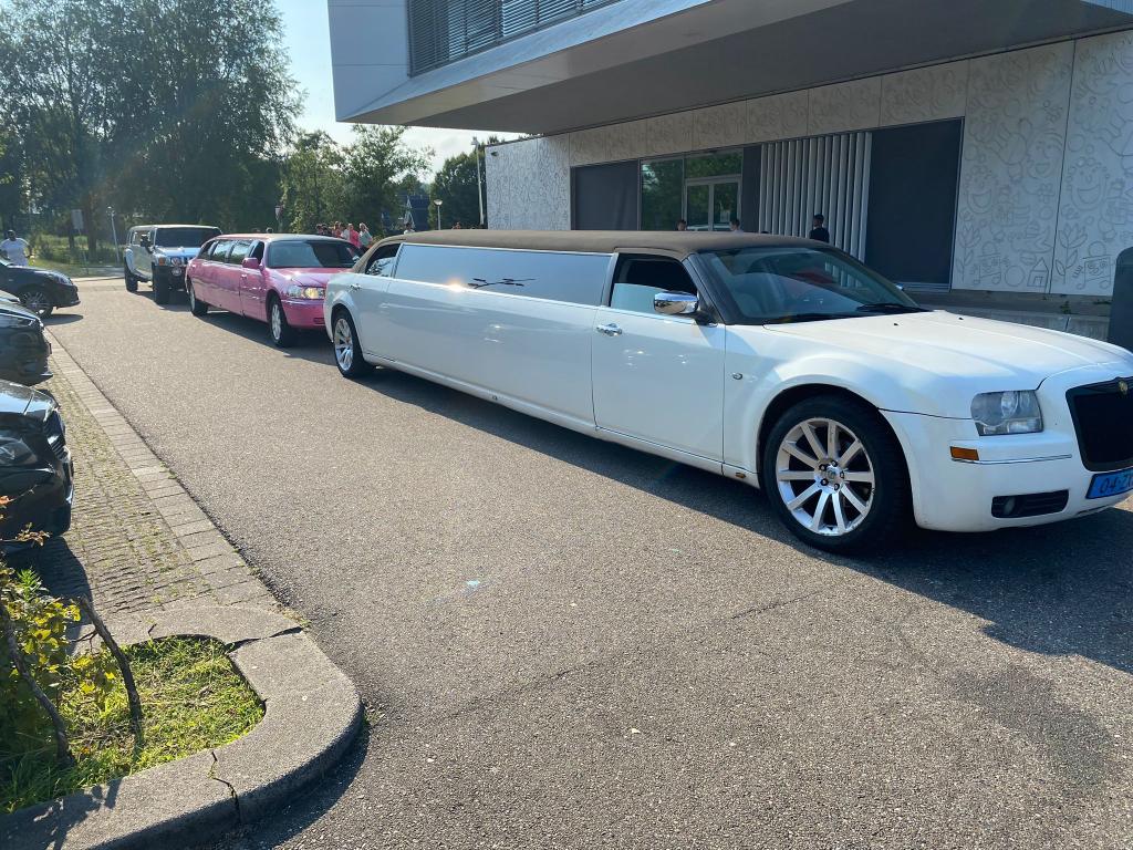 Chrysler Tuxedo limousine Huren wit