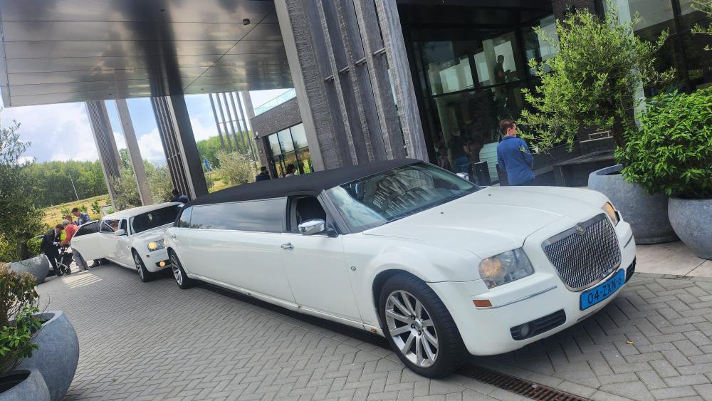 Luxe limousine - Chrysler Tuxedo limousine wit - Limousine huren Utrecht