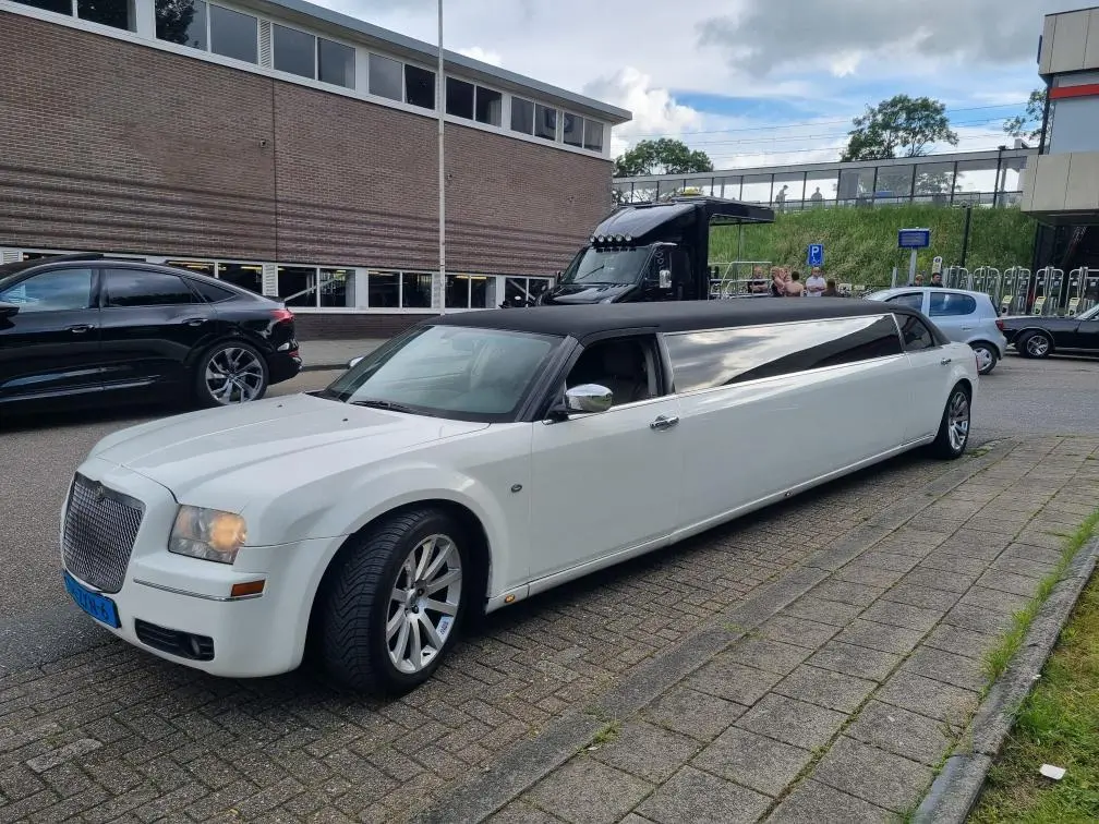 Chrysler Tuxedo limousine wit - Luxe limousine huren Almere