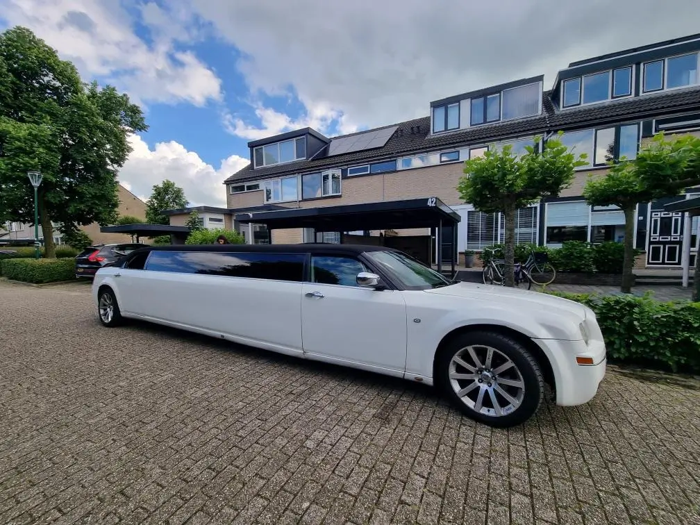 Chrysler Tuxedo limousine wit - Luxe limousine huren Almere