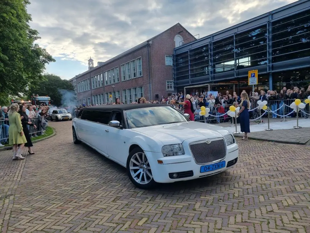 Chrysler Tuxedo limousine wit - Luxe limousine huren Almere