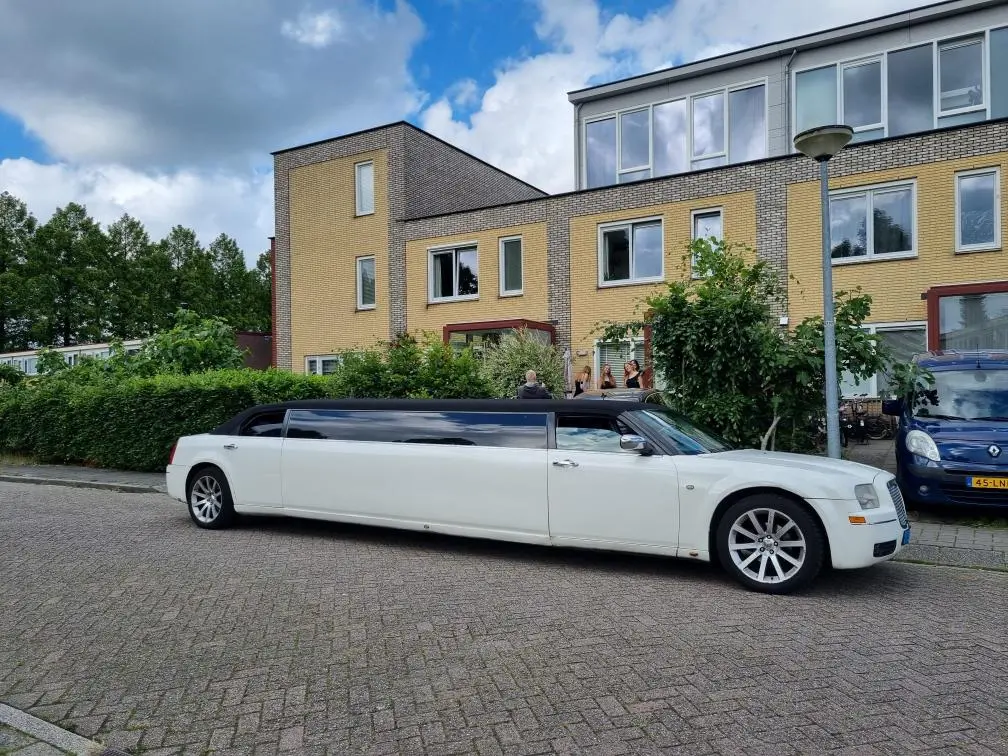 Chrysler Tuxedo limousine wit - Luxe limousine huren Almere