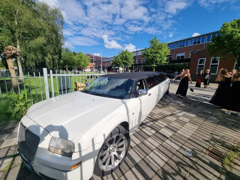 Chrysler Tuxedo limousine wit - Luxe limousine huren Almere