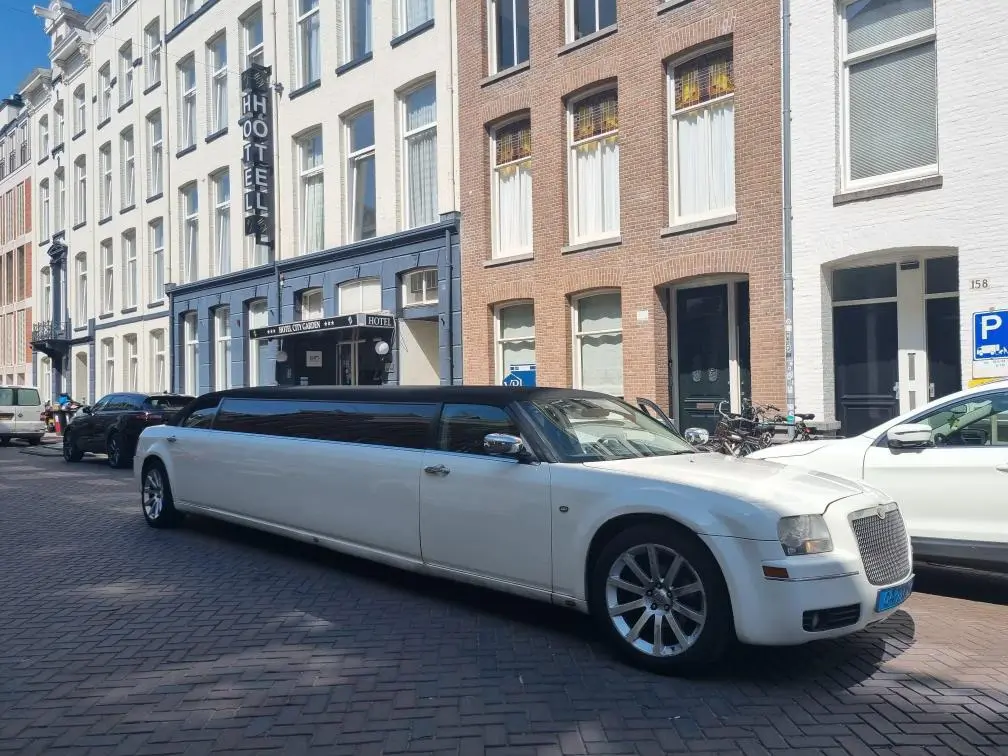 Chrysler Tuxedo limousine wit - Luxe limousine huren Almere