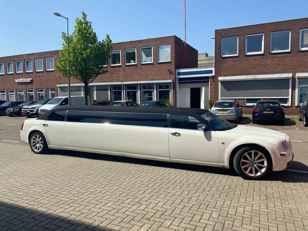 Chrysler Tuxedo limousine wit - Luxe limousine huren