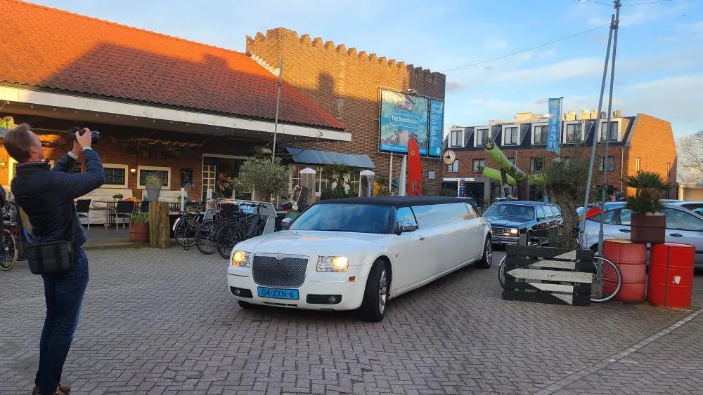 Chrysler Tuxedo limousine wit - Luxe limousine huren Almere