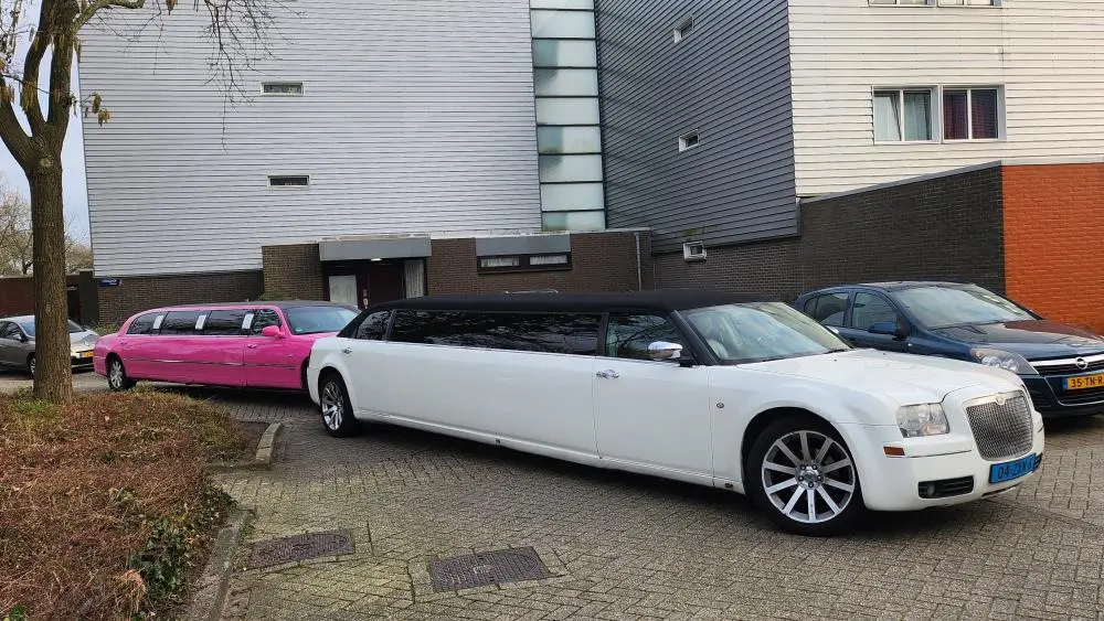 Chrysler Tuxedo limousine wit - Luxe limousine huren Almere