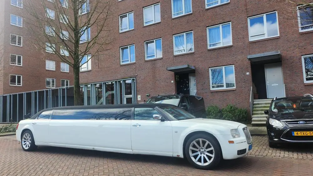 Chrysler Tuxedo limousine wit - Luxe limousine huren Almere