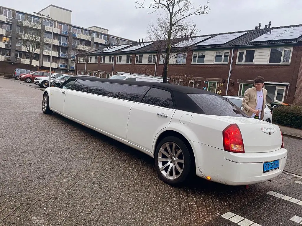 Chrysler Tuxedo limousine wit - Luxe limousine huren