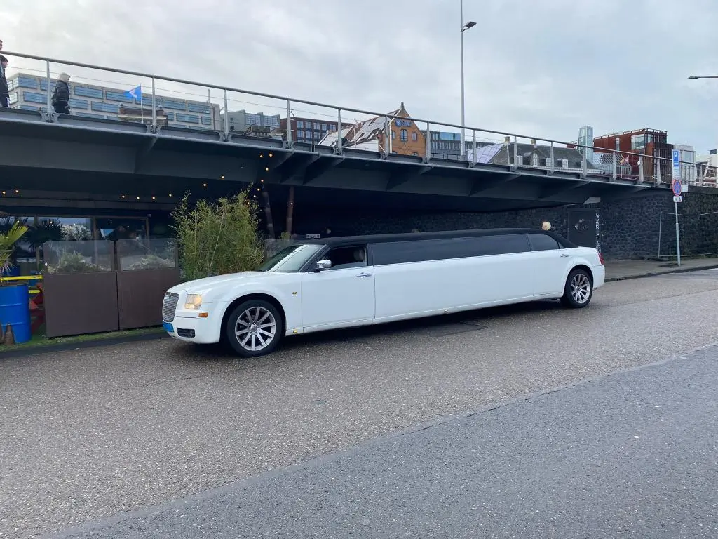 Chrysler Tuxedo limousine wit - Luxe limousine huren