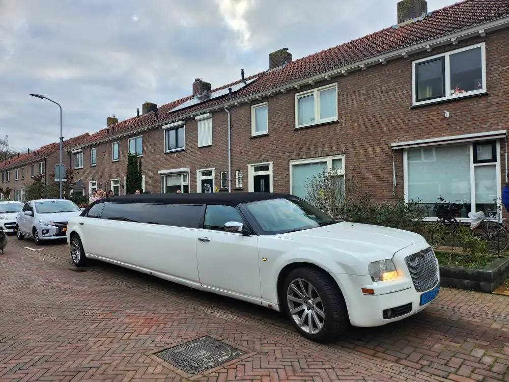 Chrysler Tuxedo limousine wit - Luxe limousine huren