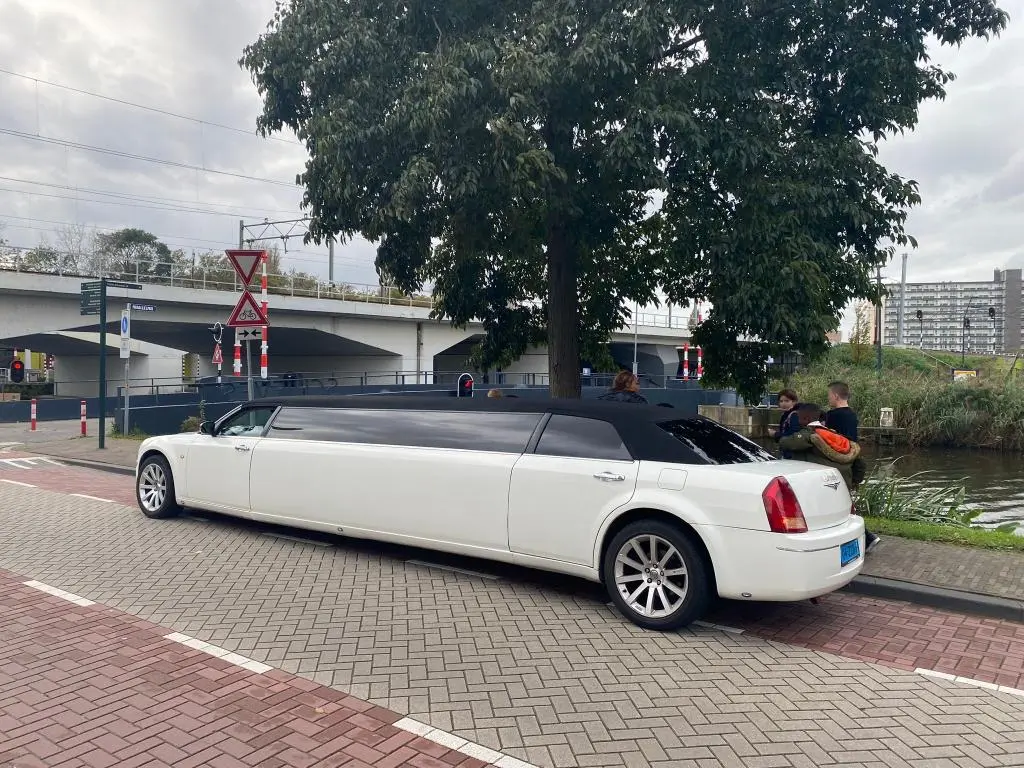 Chrysler Tuxedo limousine wit - Luxe limousine huren Almere