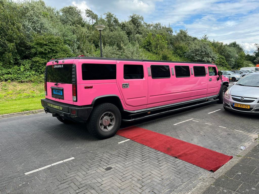 Hummer H2 limousine roze