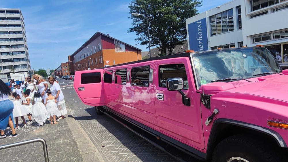 Hummer H2 limousine roze