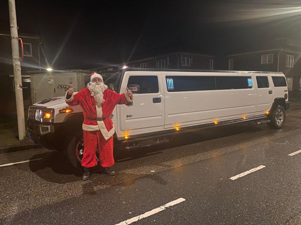 Hummer H2 limousine wit Kerstman