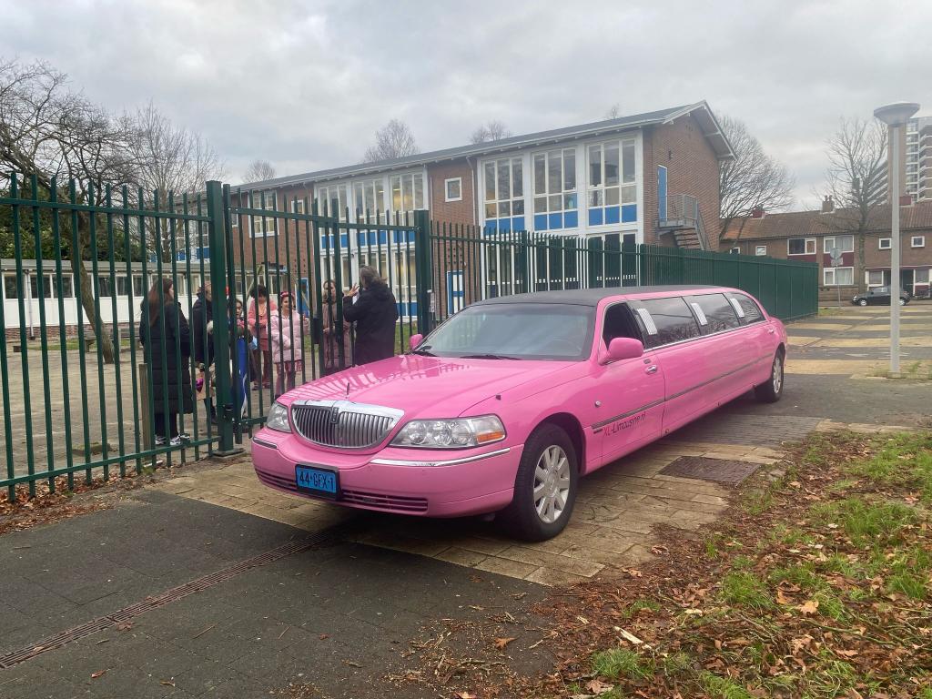 Luxe limousine huren kinderfeestje - Lincoln Limousine roze