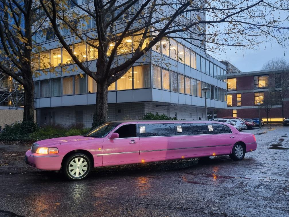 Luxe limousine - Lincoln Limousine roze - Limousine huren Eindhoven