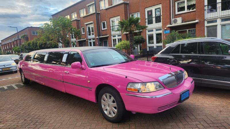 Lincoln Limousine roze - Luxe Limousine - Limousine huren Groningen