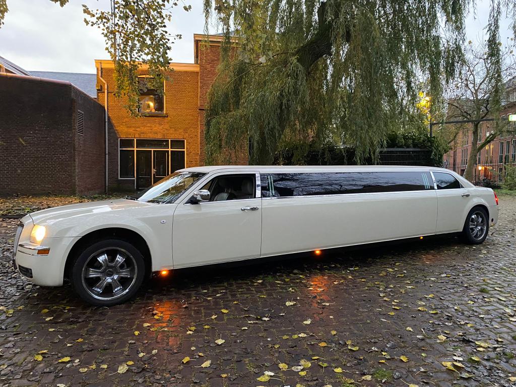 Lincoln limousine Huren met chauffeur wit - Limousine Huren voor 50 Euro - Luxe Limousine - Hoeveel kost Limousine voor 1 dag